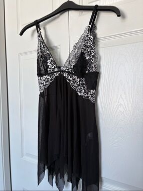 Black Lace-Trim Mesh Chemise with White Embroidery front clasp closure